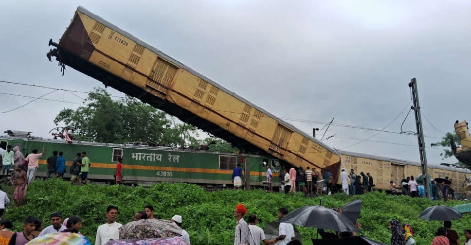 भारतमा मालबहाक रेल र यात्रु बाहक रेल आपसमा ठोक्किँदा भएको दुर्घटनामा परी पाँच जनाको मृत्यु