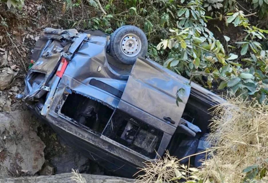 मनकामना दर्शन गरेर फर्कदै गरेको माइक्रोबस दुर्घटना हुँदा एकको मृत्यु, १४ घाइते