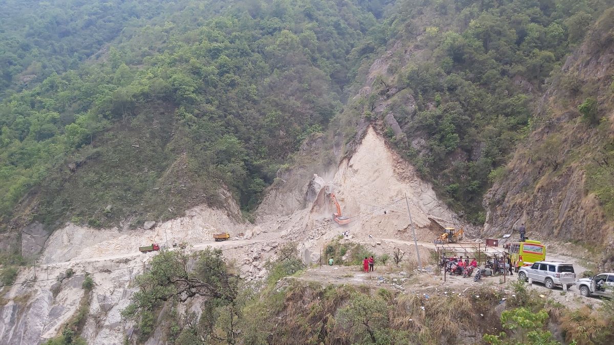 पहिरोले अवरुद्ध भएको कान्तिलोकपथमा साना सवारीसाधन सञ्चालन