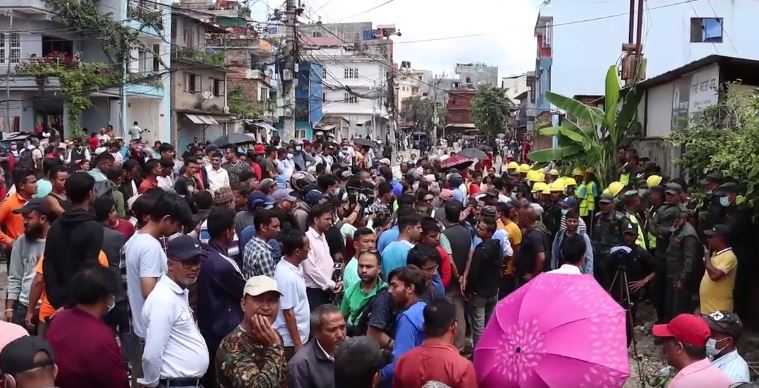 कपन खोलामाथि बनाइएको स्ल्याब हटाउन खोज्दा महानगरको टोली र स्थानीयबीच झडप