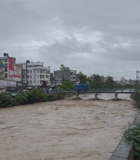 अविरल वर्षाका कारण उपत्यकाका खोला नदीमा जलसतह बढ्यो, करिडोरमा प्रहरी गस्ती