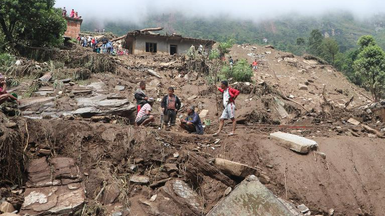 बैतडीमा पहिराले घर पुरिँदा आमाछोराको मृत्यु