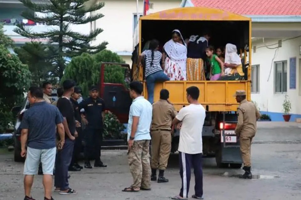 २४ जना नक्कली मगन्तेलाई बिर्तामोडबाट भारत फिर्ता पठाइयो