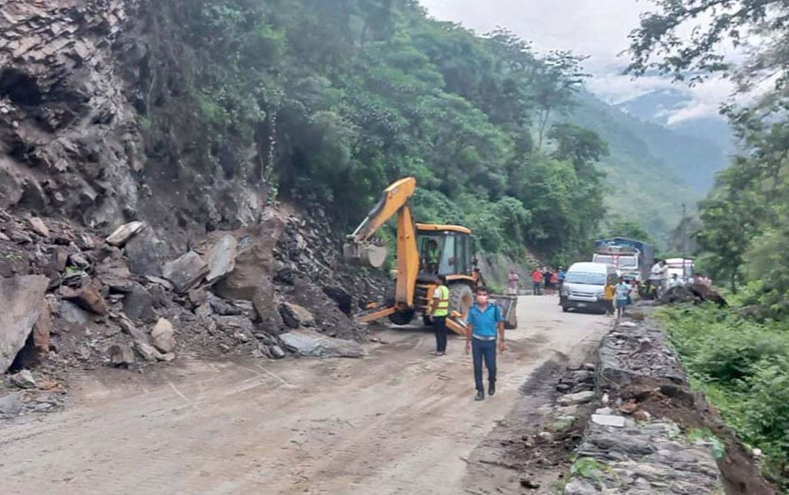 राजमार्गको दुरावस्थाले हेलिकप्टर प्रयोग गर्न बाध्य धादिङका बिरामी