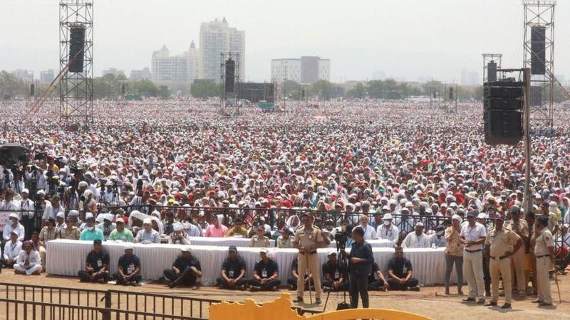 सम्मान कार्यक्रममा सहभागीहरूलाई चर्को घाममा राख्दा गर्मीले १२ जनाको मृत्यु