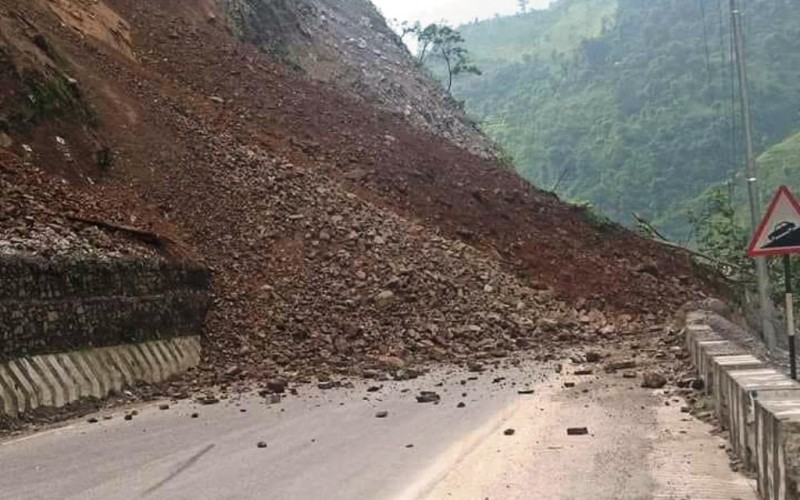 सुख्खा पहिरोले नारायणगढ मुग्लिन सडक खण्ड फेरी अवरुद्ध