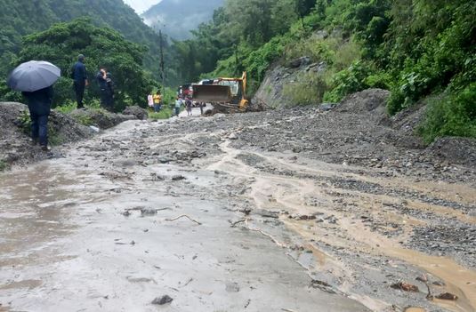 देशभरका नौ सडकखण्ड अवरुद्ध, एक सय ५९ एकतर्फी सञ्चालनमा