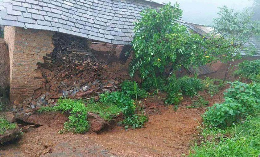 बागलुङमा पहिरोमा पुरिएर सातको मृत्यु, चारजनाको जीवितै उद्धार