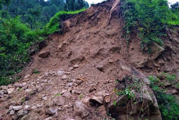 काठमाडौंको तारकेश्वरमा पहिरो, बाबुछोरीको मृत्यु