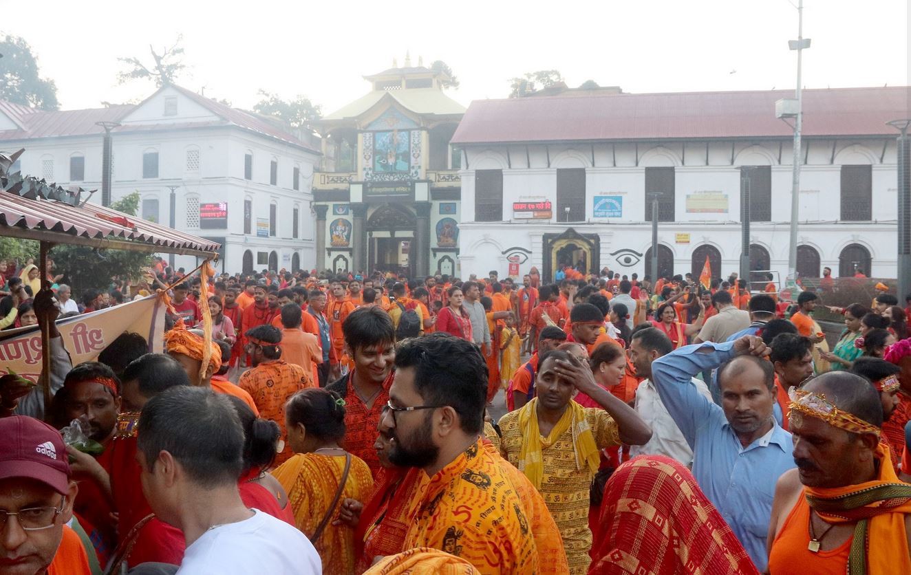 साउनको तेस्रो सोमबार : पशुपतिनाथसहित देशभरका शिवालयमा भक्तजनको  घुइँचो (तस्विरहरु)