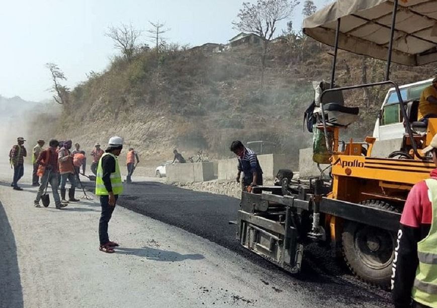 मुग्लिन पोखरा सडकको पश्चिम खण्डमा ‘अस्फाल्ट प्रविधि’ बाट कालोपत्र सुरु