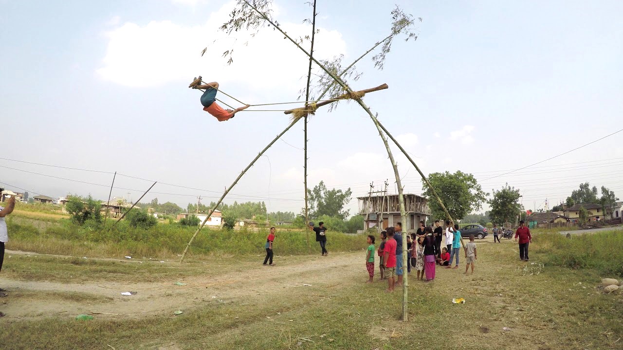 गाउँघरमा युवा घटे, कोही छैनन् पिङ खेल्ने