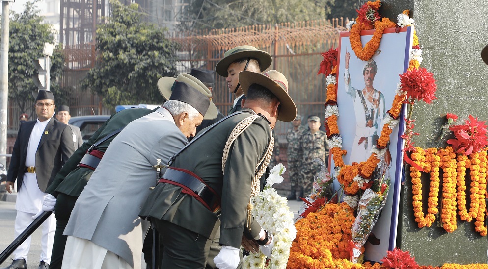 राष्ट्रपति रामचन्द्र पौडेलद्धारा पृथ्वीनारायण शाहको सालिकमा सम्मान व्यक्त