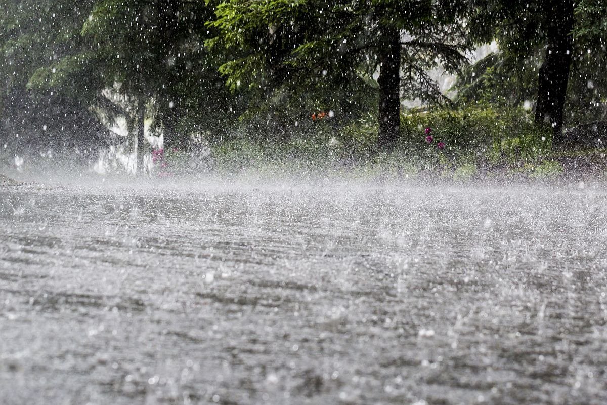 देशका पहाडी भागमा हावाहुरी सहित मध्यम वर्षा, राति यि प्रदेशमा भारी वर्षाको सम्भावना