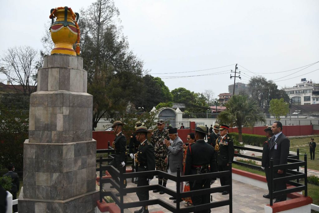 राष्ट्रपति पौडेलद्वारा शहीद स्तम्भमा पुष्पगुच्छा अर्पण