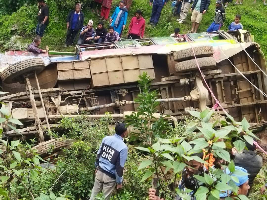 रोल्पामा बस दुर्घटना, चार जनाको मृत्यु १४ जना घाइते