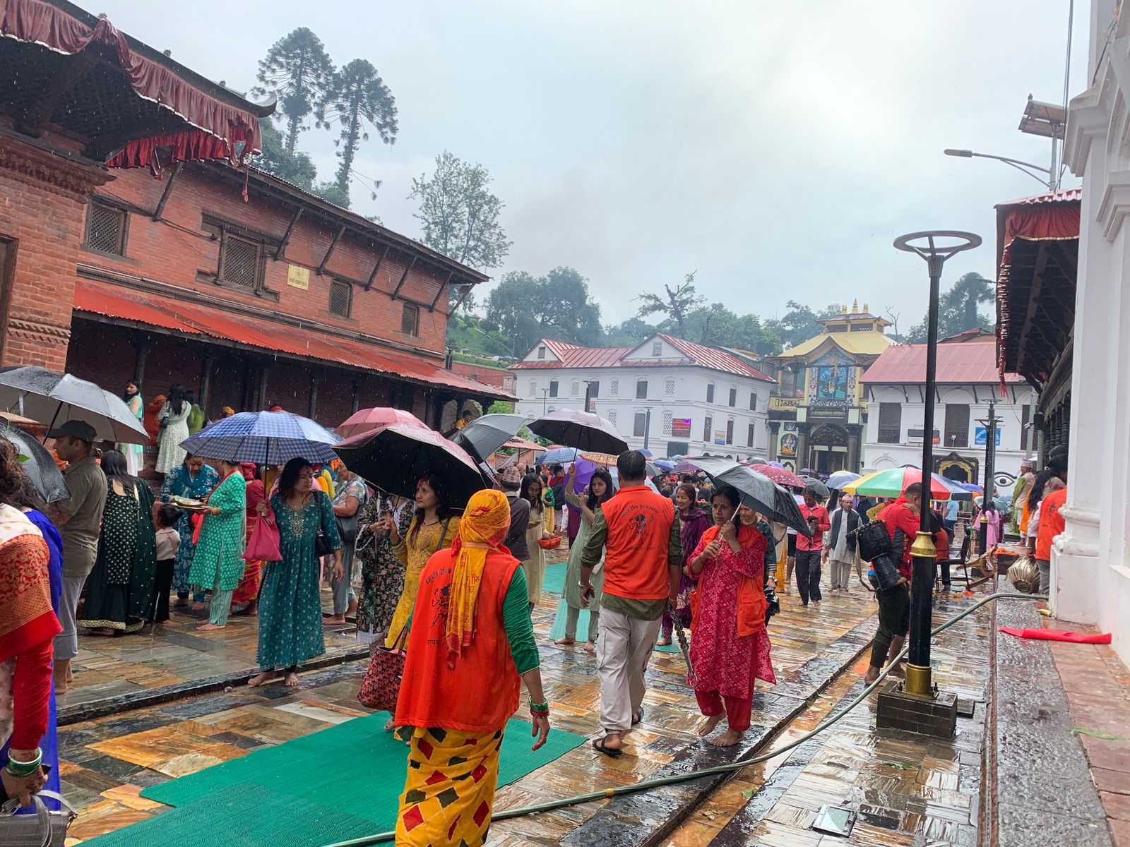 साउन महिनाको पहिलो सोमबार, पशुपतिनाथमा भक्तजनको घुइँचो