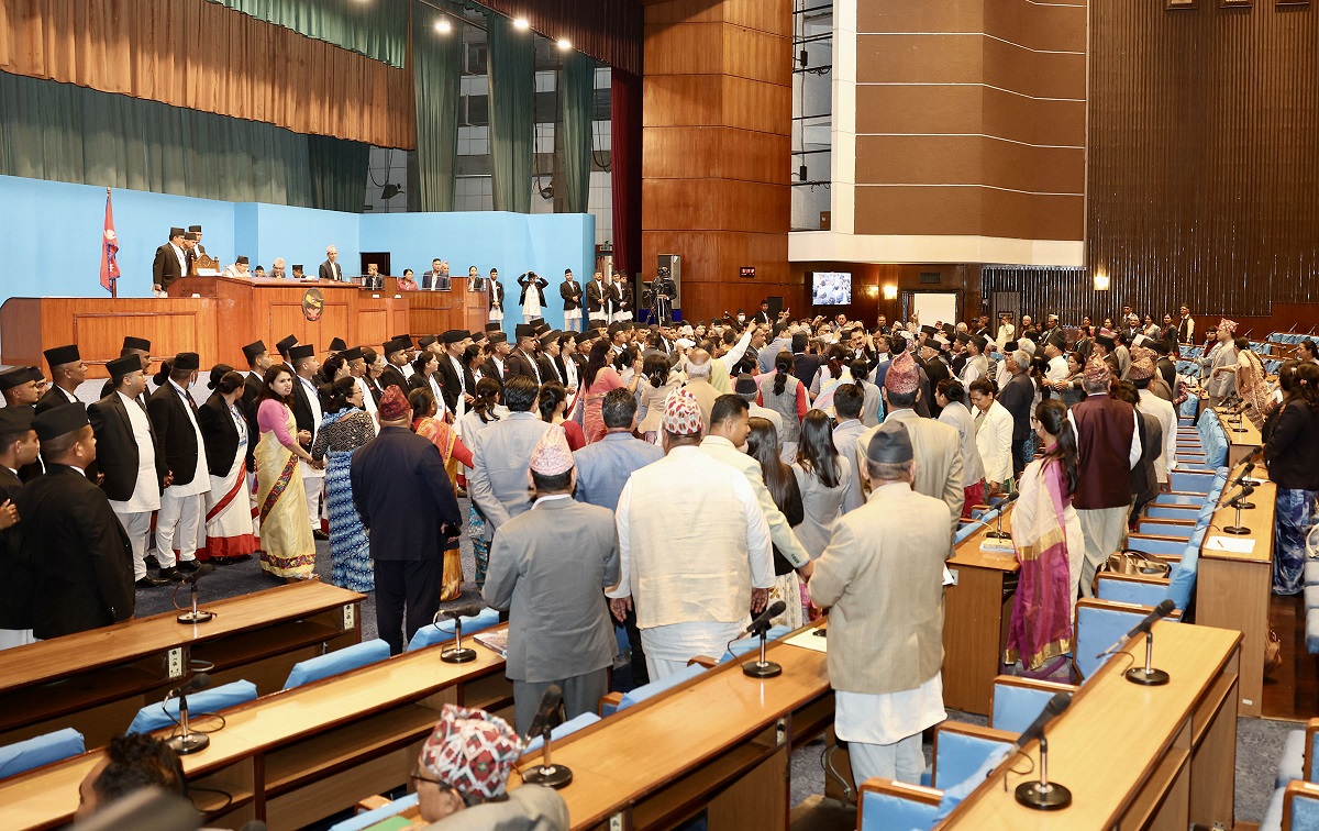 प्रतिनिधिसभाको बैठक प्रारम्भ हुनासाथ कांग्रेसका सांसदले गरे रोष्टम घेराउ