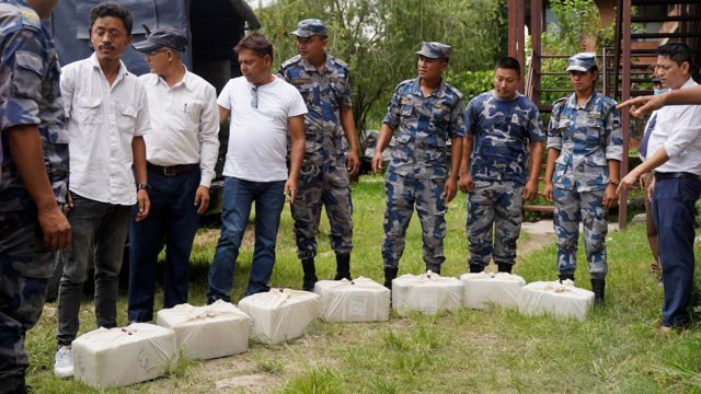 सुन तस्करी प्रकरणको अनुसन्धानका क्रममा सीमा क्षेत्रबाट एक पक्राउ, काठमाडौँ ल्याइँदै