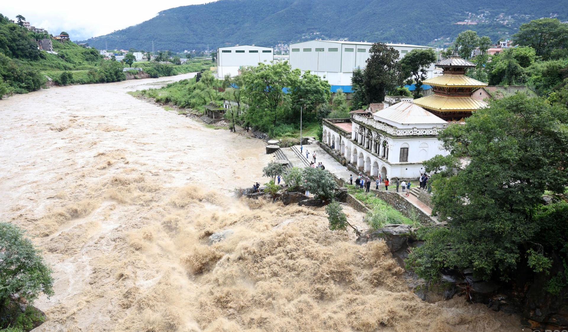 अविरल वर्षापछि उर्लिएको बागमती