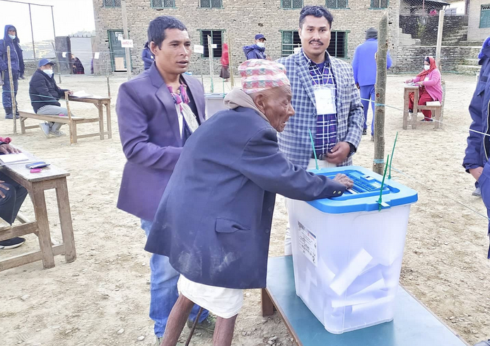 म्याग्दीमा १०७ वर्षीय वृद्धले गरे मतदान